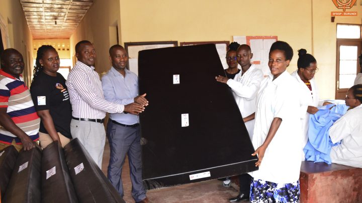 REMISE DES DONS AU CENTRE DE SANTE KIREKURA, ZONE MARAMVYA DANS LA COMMUNE MUTIMBUZI EN PROVINCE DE BUJUMBURA