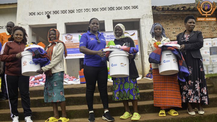 SFBSP soutient 367 jeunes filles vulnérables à Butanyerera par la remise de kits d’hygiène et de dignité