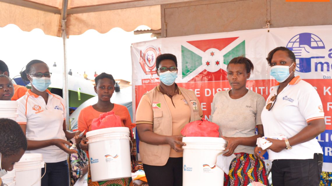 SFBSP‑Burundi : Distribution de kits d’hygiène et de dignité aux femmes réfugiées du camp de Musenyi à l’occasion de la Journée internationale de la santé menstruelle